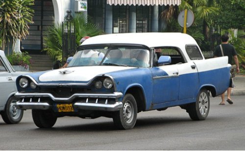Dodge 1957-го (две фары, не четыре!) с бампером…