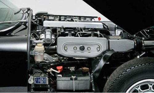 У Рея уже есть такой же родстер E-Type. И,…