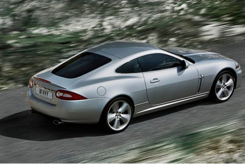 Обновленные купе и кабриолеты Jaguar XK сзади…
