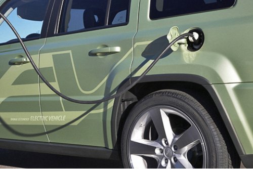 Заряжается Jeep Patriot EV от бытовой розетки с…