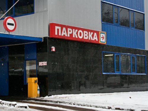 В отличие от выходных, в будни стоянки заняты не…