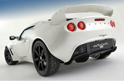 Массивное антикрыло перекочевало с концепта Exige…