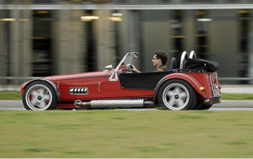 Колеса обуты в спортивные шины Kumho размерностью 205/45 R16 спереди и 245/45 R16 сзади.