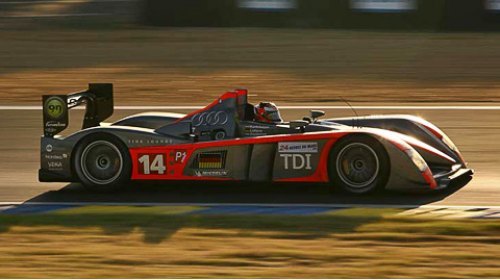 А что прошлогоднее оружие победы — Audi R10 V12…