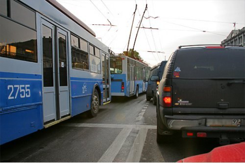 Сейчас в центре Москвы трудно найти остановку, к…
