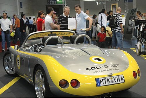 Одновременно Tesla Roadster обещает и быстрейшую…