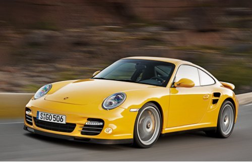 Спереди модернизированный Porsche 911 Turbo…