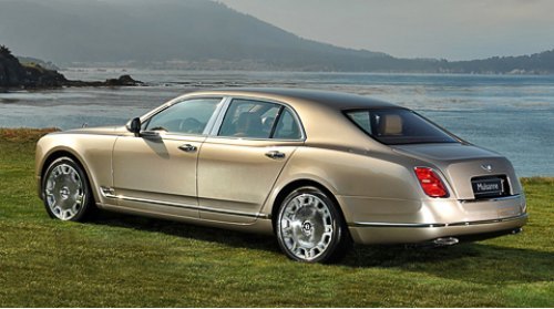 Дизайн кормы навевает мысли о седане Flying Spur.