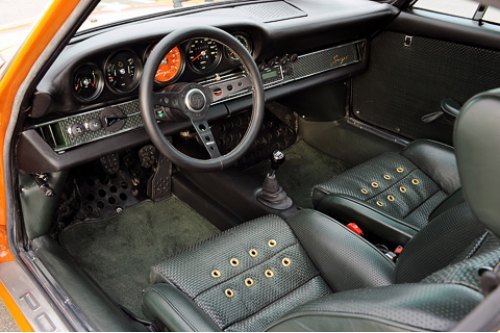Внутри — модернизированные кресла Recaro и руль…