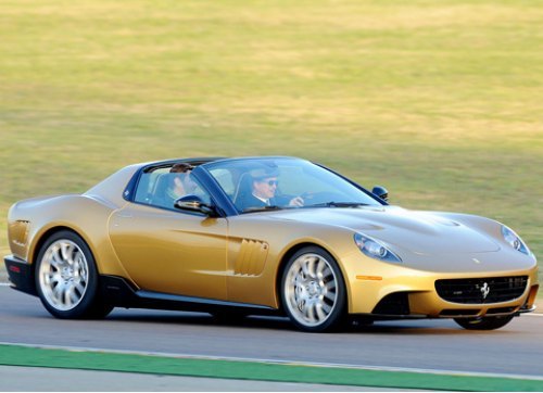 Обратите внимание на головную оптику от Ferrari…