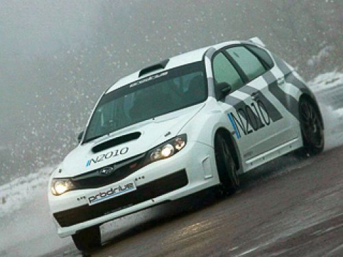 Болид массой 1350 кг, оснащённый каркасом…