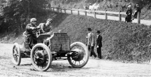 Автомобиль Lohner-Porsche Semper Vivus считается…