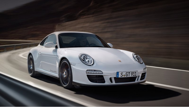 По периметру кузова Porsche 911 GTS идёт…