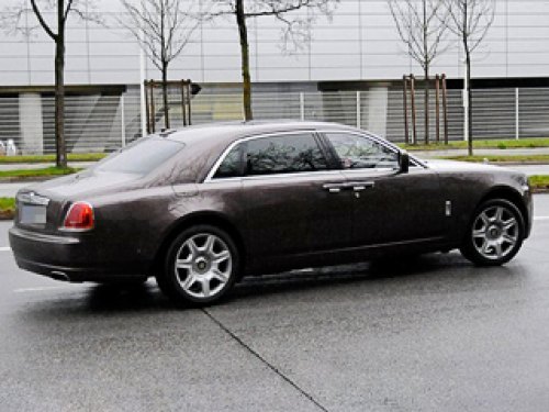 Длиннобазный седан Rolls-Royce Ghost, находящийся…