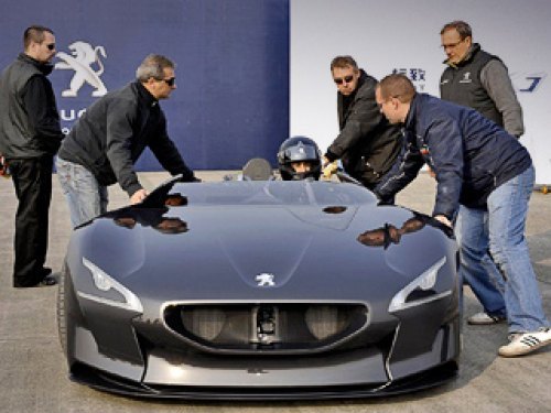 За рулём концепта Peugeot EX1 во время испытаний…