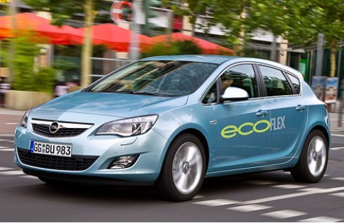 Opel Astra EcoFlex оборудуется механической коробкой передач и индикатором, подсказывающим…