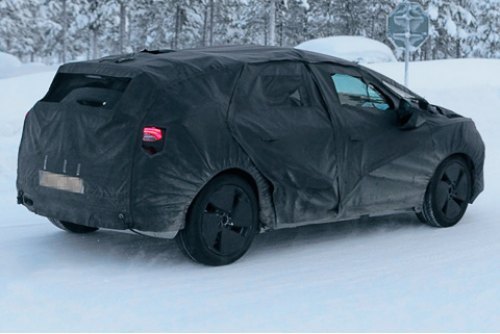 Разглядеть автомобиль, запечатленный на снимках,…