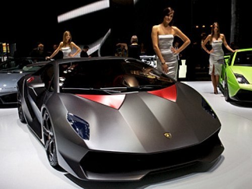 На достижение 100 км/ч модель Lamborghini…