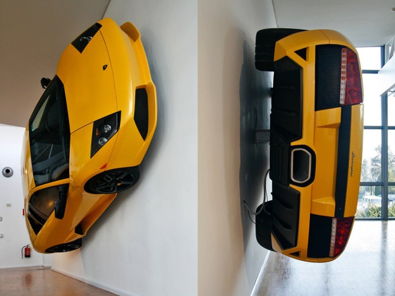 На стене висит Murcielago, выпуск которого был…
