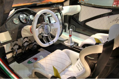 Роскошные кресла и руль Isotta соседствуют с…