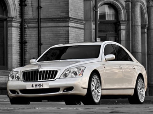 Как и полагается свадебному автомобилю, седан…