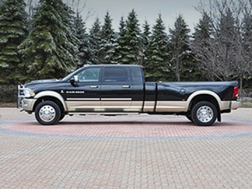 На фоне огромных размеров пикапа RAM Long-Hauler…