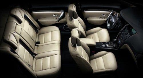 При схожести с салоном Renault Latitude интерьер…