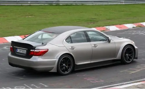 20-дюймовые колесные диски обуты в шины…