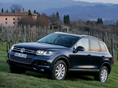 Гибридный Volkswagen Touareg внешне отличается от…