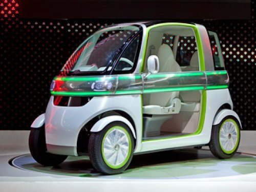 По кругу на автомобильчике Daihatsu Pico…