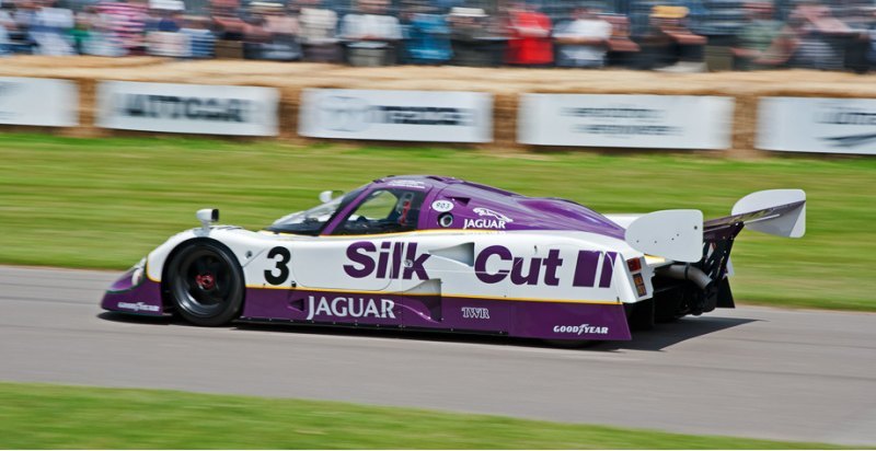 Jaguar XJR12 с семилитровым двигателем V12 был…