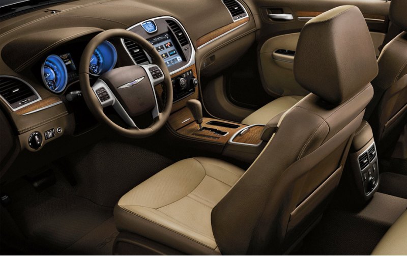 Внутреннее убранство седана Chrysler 300 поразило…