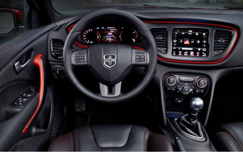 Внутри четырехдверки Dodge Dart все строго, но…