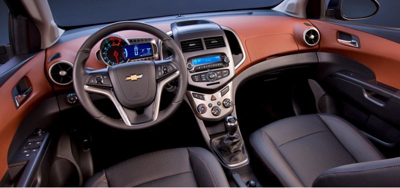 Салон модели Chevrolet Sonic кажется просторным…