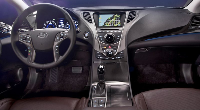 Футуристичный интерьер седана Hyundai Azera под…