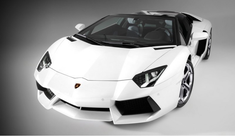 Пока Aventador Roadster можно увидеть в виде…