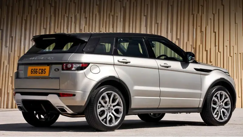 На фото — стандартный паркетник Range Rover…