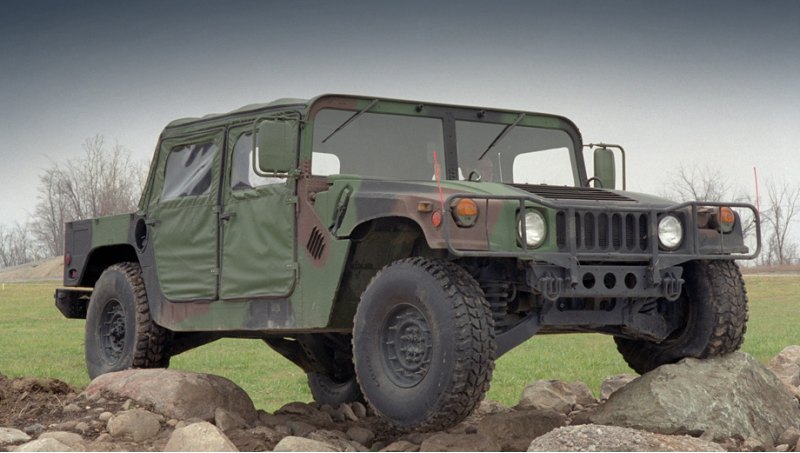 Со своим дорожным просветом в 40 см Humvee легко…