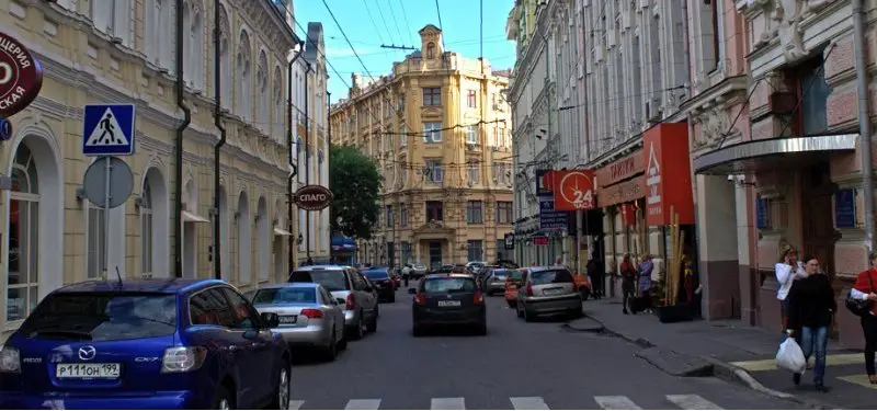 Оплачивать легальную парковку в тесном центре…