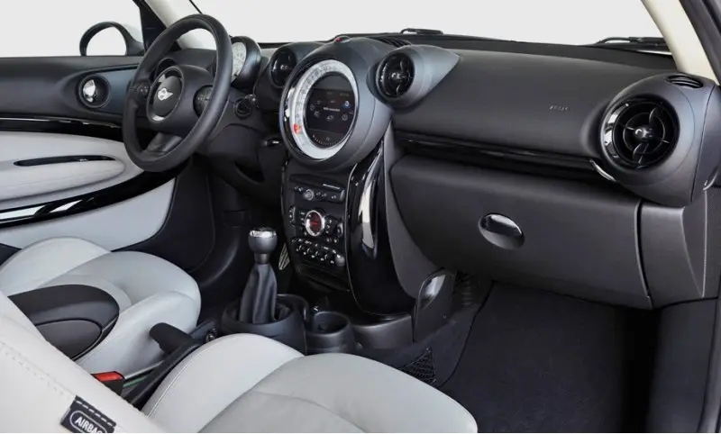 Салон выполнен в классическом стиле Mini и…