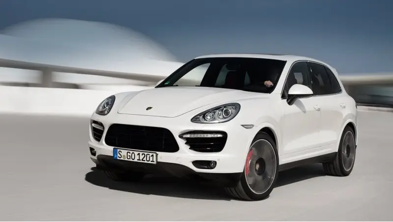 Внешне версия Turbo S выделяется среди…