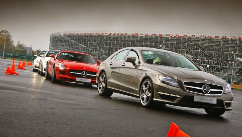 В программу Академии вождения AMG входят тренинги…