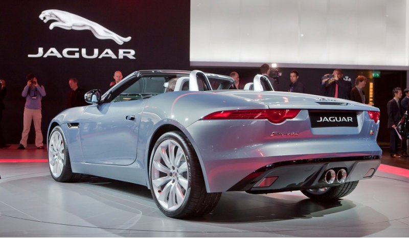 Родстер F-Type был официально представлен в…
