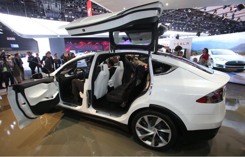 Сиденья в Tesla Model X расположены в три ряда.…