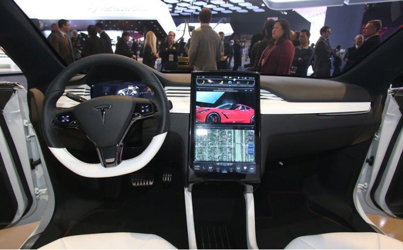 В Детройте показан предсерийный кроссовер Tesla…