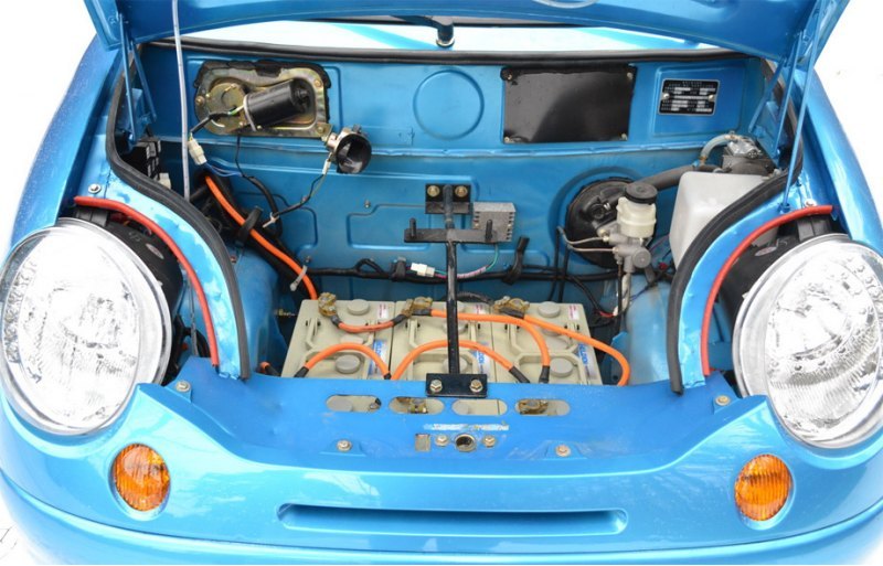 Батареи в E-Car GD04B размещены под капотом и в…