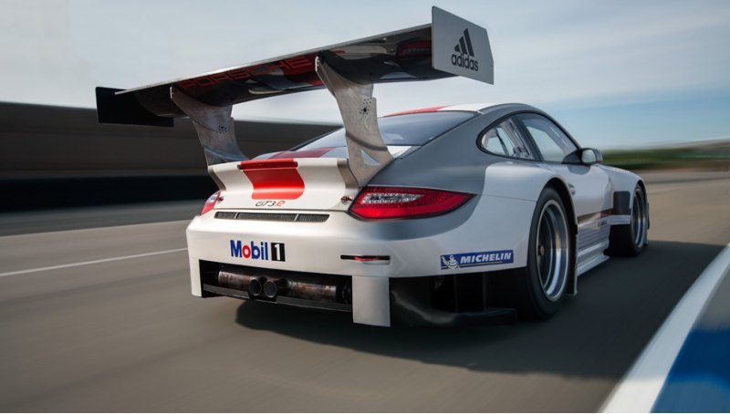 Болид Porsche 911 GT3 R образца 2013 года…