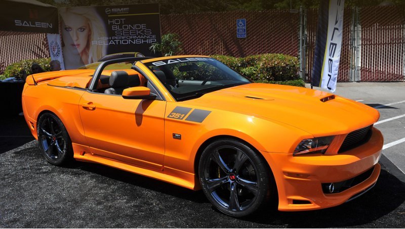 Капот модели 351 Mustang украшен функциональным…