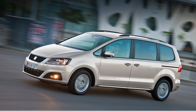 Минивэн Seat Alhambra, снаряжённая масса которого…