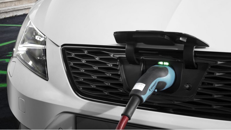 Гибрид Seat Leon Verde умеет заряжаться от…